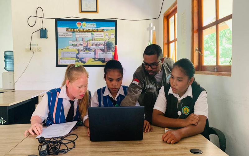 Knowledge Sharing: Penyusunan Application Letter dan Curriculum Vitae Menggunakan Canva untuk SMK Pariwisata di Sumba